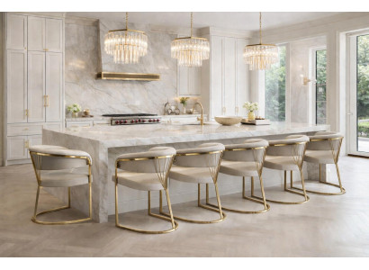 Luxuriöse Stühle mit goldenen Akzenten und eleganter Polsterung