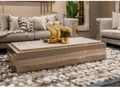 Exklusiver Couchtisch mit goldenen Details und glänzender Oberfläche