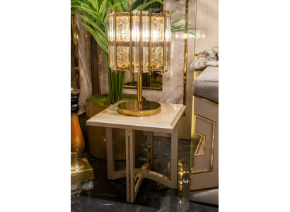 Eleganter Beistelltisch mit goldenen Akzenten für modernes Wohndesign