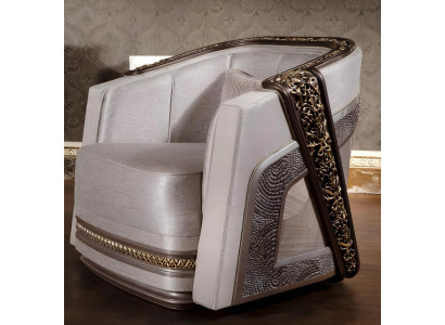 Eleganter Sessel mit goldenen Schnitzereien und luxuriösem Design