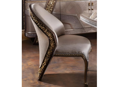 Luxe Esszimmerstuhl mit goldenen Verzierungen und edlem Design