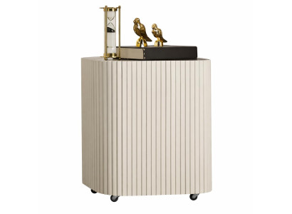 Eleganter Beistelltisch mit geriffelter Front und goldenen Akzente