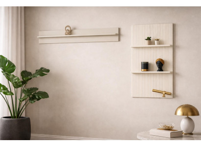 Elegante Wandregale in Creme mit goldenen Akzenten und Dekoration