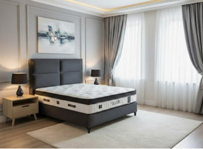 Luxus-Doppelbett mit elegantem Kopfteil und robustem Holzrahmen