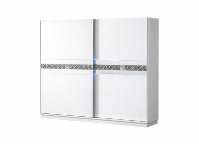 Geräumiger Kleiderschrank mit modernem Design