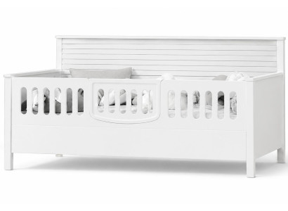 Kinderbett mit Schutzgitter im modernen und schlichten Design