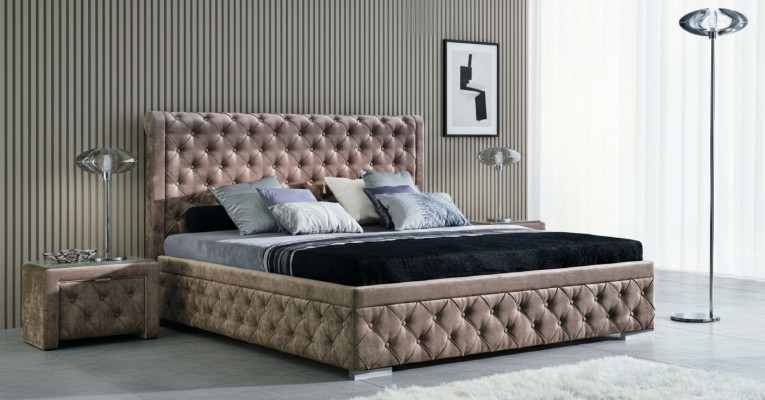 Un luxueux lit Chesterfield dans un style contemporain élégant.