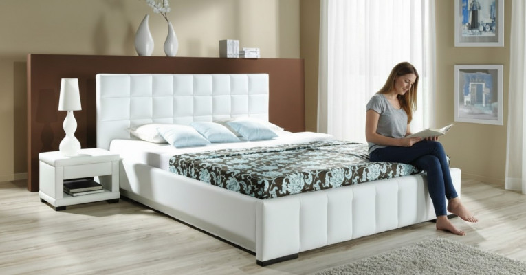Un lit de designer de luxe dans un style contemporain sophistiqué de la plus haute qualité.