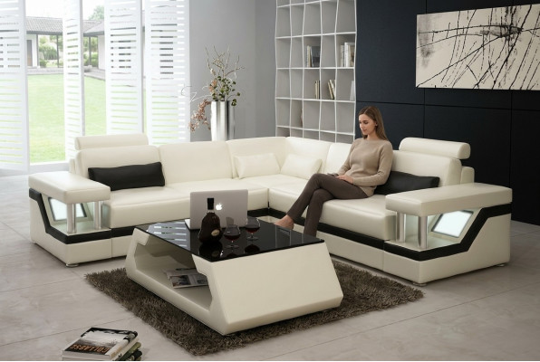 Canapé d'angle en forme de U grand format avec un rembourrage de grand salon.