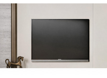 TV-Panel mit minimalistischer Gestaltung und eleganten Bronze-Akzenten