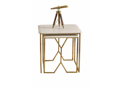 Eleganter Beistelltisch mit weißer Oberfläche und goldenen Akzenten