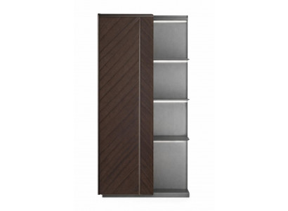 Schrank mit Chevron-Holzfurnier, Metallregalen und LED-Beleuchtung
