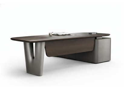Eleganter Chefschreibtisch mit Holzoberfläche und Metallfüßen