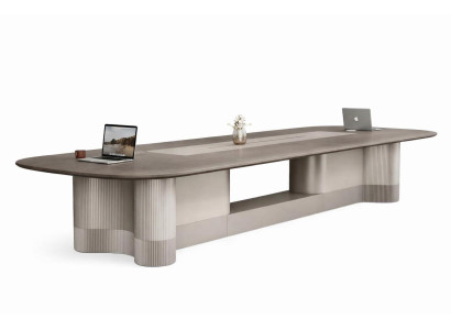 Eleganter Konferenztisch mit modernem Design und stilvollen Akzenten