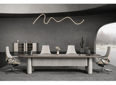 Eleganter Konferenztisch mit ergonomischen Sesseln und Sideboard