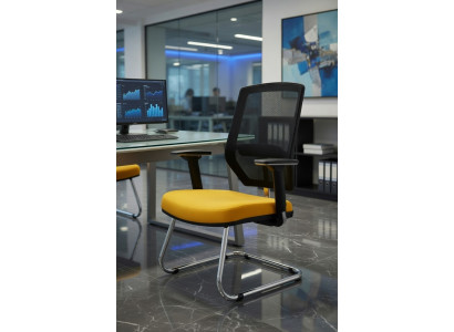 Gelber Bürostuhl mit ergonomischen Armlehnen und Netzstoff