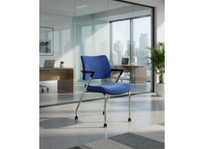 Moderner Bürosessel in Blau mit gepolsterter Sitzfläche und Rollen
