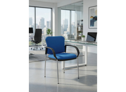 Komfortabler Bürosessel blau mit gepolsterter Sitzfläche und Armlehnen