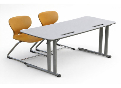 Moderne Schulbank mit ergonomischen Stühlen für effizientes Lernen