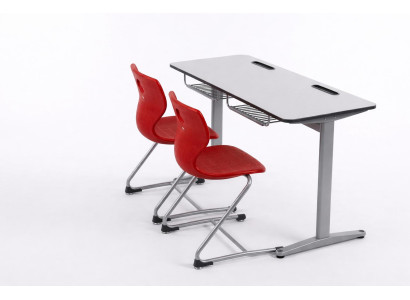 Ergonomische Schulbank mit roten Stühlen und praktischen Funktionen