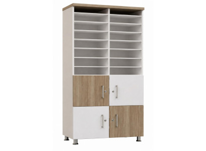 Schrank im minimalistischen Design mit weißen Regalen und Holztüren