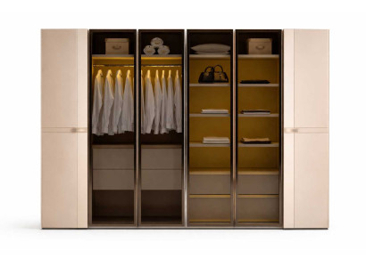 Luxus Kleiderschrank mit Regalen und integrierter Beleuchtung