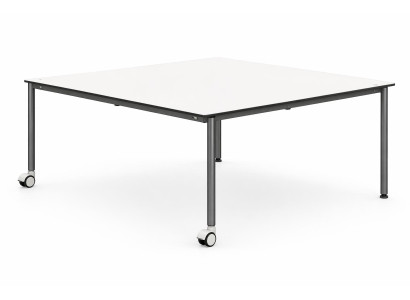 Minimalistischer Schreibtisch mit Metallrahmen und praktischen Rollen