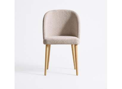 Eleganter Esszimmerstuhl mit gepolstertem Sitz und Holzbeinen in Beige