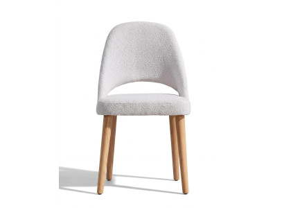Moderner Stuhl mit Eichenbeinen und weichem, skandinavischem Design