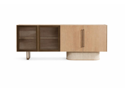 Modernes Sideboard aus Eichenholz mit Glasfront und Metallakzenten