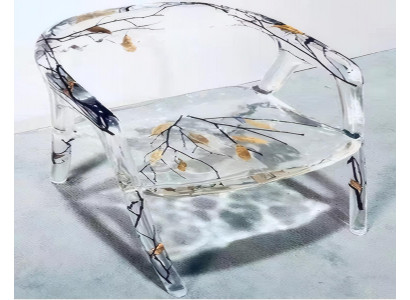 Stuhl Epoxidharz Design mit Naturelementen.