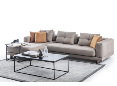 Beiges Wohnzimmer Designer Sofa Luxuriöser Couchtisch Textilhocker
