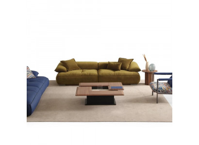 Komfortables olivgrünes Stoffsofa mit stilvollem Couchtisch