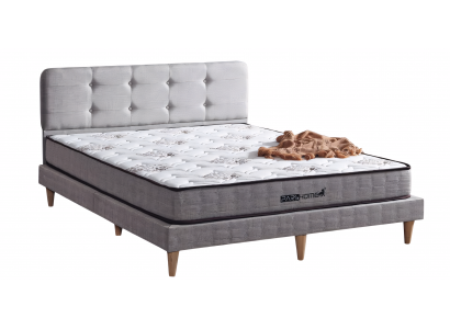 Komfortables Bett mit grauem Stoffbezug und stilvollen Holzbeinen