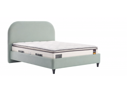 Grünes Bett im minimalistischen Design mit abgerundetem Kopfteil