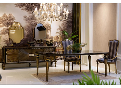 Elegantes  Esszimmer-Set mit Tisch und Stühlen im klassischen Design