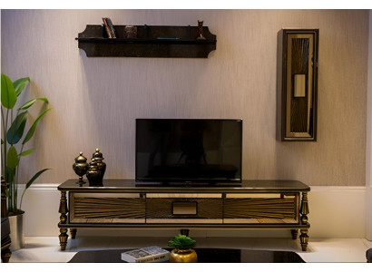 Luxuriöses TV-Sideboard mit glänzender Oberfläche und goldenen Akzenten
