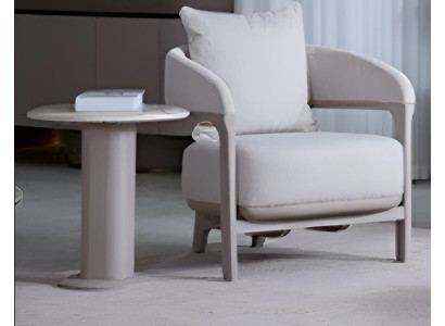 Eleganter Stuhl im modernen Design mit weichem beigem Stoff Hochwertig Möbel