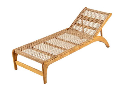 Komfortabler Liegestuhl mit Holzgestell und ergonomischem Design