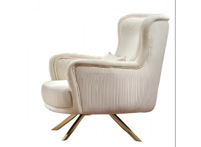 Luxuriöser Sessel mit goldenen Beinen und eleganter Stoffbezug
