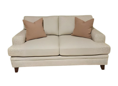 Elegantes, beiges 2-Sitzer-Sofa. Ideal für kleine Räume.
