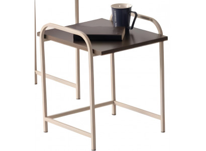 Stilvoller Beistelltisch mit klarer Linie und robustem Metallgestell