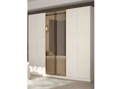 Eleganter Kleiderschrank mit Glaselementen und goldenen Akzenten stilvolle Möbel