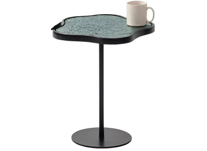 Eleganter Beistelltisch mit Steinoberfläche und schwarzem Gestell