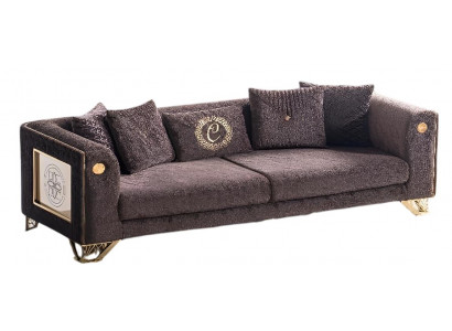 Braunes Sofa mit goldenen Elementen für einen gehobenen Wohnstil