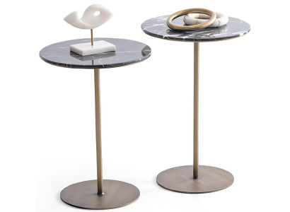Elegantes Beistelltisch-Set mit Marmorplatte und goldenen Akzenten