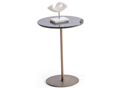 Eleganter Beistelltisch mit Marmorplatte und goldfarbenem Gestell