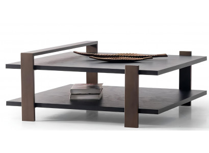 Moderner Couchtisch mit braunem Metallrahmen und Holzregalen