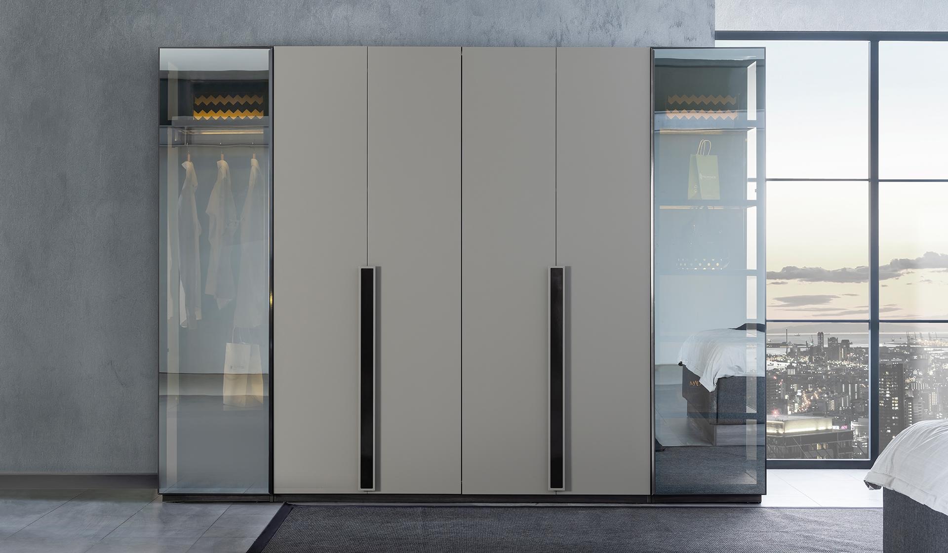 Armoire de chambre élégante avec des façades transparentes en verre